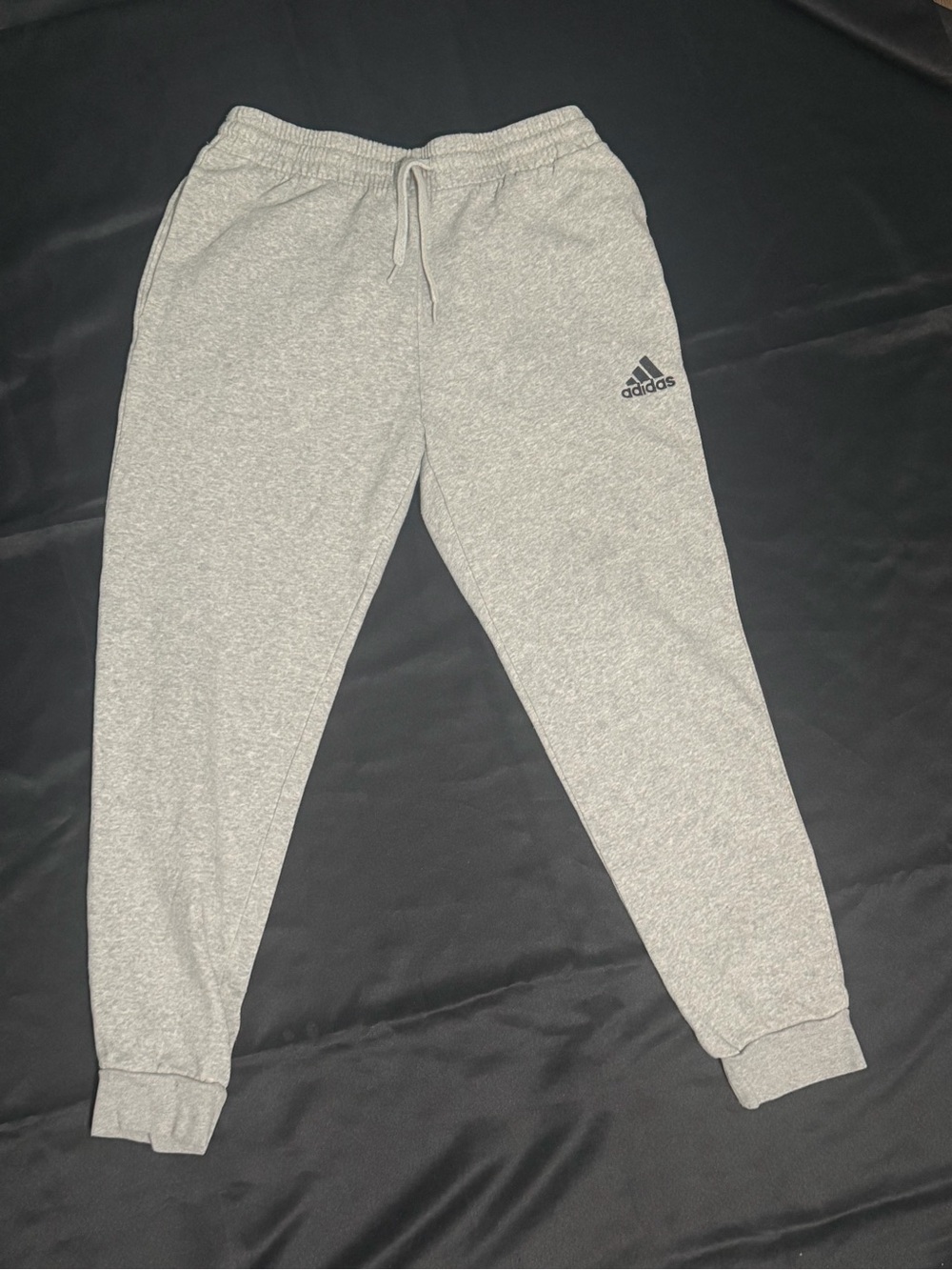 Adidas women's Essentials Fleece Regular Tapered Sweatpants Gray SzM HL2230